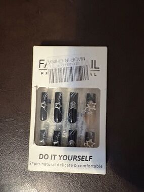 Black Star Accent Press-On Nails - Unbranded